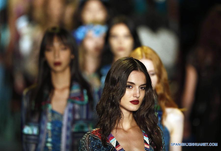 Modelos demostró una creación de la colección de primavera/Verano 2016 de Anna Sui durante la Semana de Moda de Nueva York, Estados Unidos, el 16 de septiembre 2015.