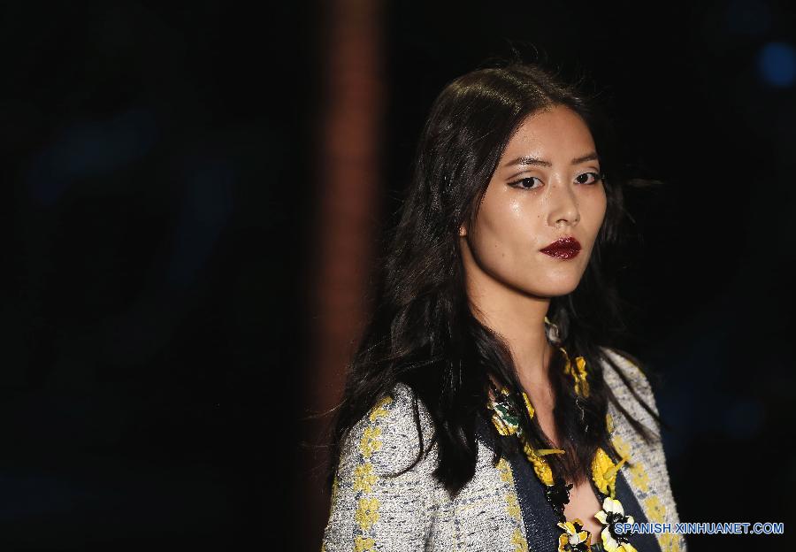 La modelo china Liu Wen demostró una creación de la colección de primavera/Verano 2016 de Anna Sui durante la Semana de Moda de Nueva York, Estados Unidos, el 16 de septiembre 2015.
