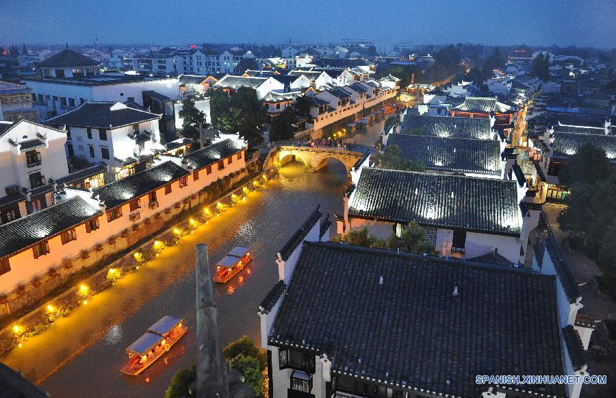 La foto tomada el 17 de septiembre de 2015 muestra una vista nocturna del pueblo de Sanhe en el distrito de Feixi, en la provincia oriental china de Anhui. Sanhe, un pueblo antiguo, con una historia de m&aacute;s de 2.500 a&ntilde;os, cuenta con 180 construcciones antiguas de las dinast&iacute;as Ming y Qing. Calles, caminos, puentes, templos, y escenariosde drama, casas civiles o habitaciones de t&eacute; atraen a un gran n&uacute;mero de turistas dom&eacute;sticas y ultramares. 