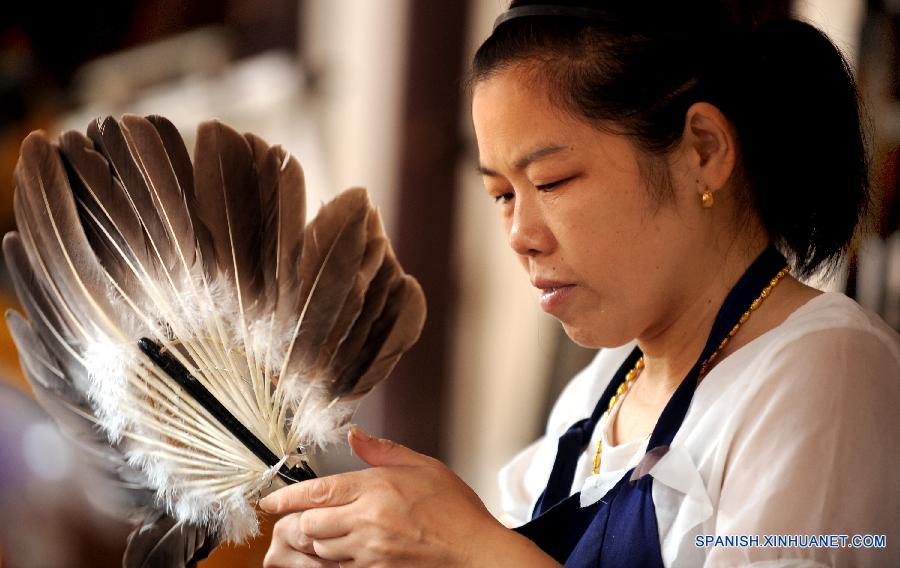 Un residente hizo un ab&aacute;nico de pluma en pueblo de Sanhe en el distrito de Feixi, en la provincia oriental china de Anhui. Sanhe, un pueblo antiguo, con una historia de m&aacute;s de 2.500 a&ntilde;os, cuenta con 180 construcciones antiguas de las dinast&iacute;as Ming y Qing. Calles, caminos, puentes, templos, y escenariosde drama, casas civiles o habitaciones de t&eacute; atraen a un gran n&uacute;mero de turistas dom&eacute;sticas y ultramares. 