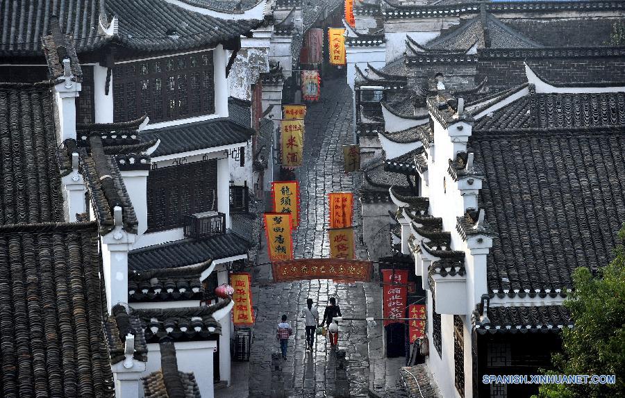 Turistas visitaron la calle Gunan en Sanhe en el distrito de Feixi, en la provincia oriental china de Anhui. Sanhe, un pueblo antiguo, con una historia de m&aacute;s de 2.500 a&ntilde;os, cuenta con 180 construcciones antiguas de las dinast&iacute;as Ming y Qing. Calles, caminos, puentes, templos, y escenariosde drama, casas civiles o habitaciones de t&eacute; atraen a un gran n&uacute;mero de turistas dom&eacute;sticas y ultramares. 