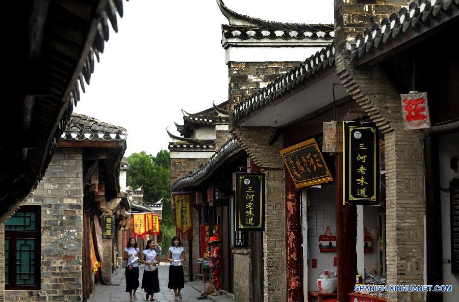Turistas visitaron la calle Gunan en Sanhe en el distrito de Feixi, en la provincia oriental china de Anhui. Sanhe, un pueblo antiguo, con una historia de m&aacute;s de 2.500 a&ntilde;os, cuenta con 180 construcciones antiguas de las dinast&iacute;as Ming y Qing. Calles, caminos, puentes, templos, y escenariosde drama, casas civiles o habitaciones de t&eacute; atraen a un gran n&uacute;mero de turistas dom&eacute;sticas y ultramares. 