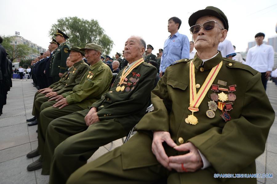 Veteranos asistieron a una ceremonia para conmemorar el 84 aniversario de la incidencia del 18 de septiembre en Shengyang, capital de la provincia noreste china de Liaoning, el 18 de septiembre de 2015. El día de 18 de septiembre de 1931, la tropa japonesa estalló una sección de ferrocarril bajo su control cerca de Shengyang, y luego acusó a la tropa china del daño como pretexto para un ataque. Ellos bombardearon campamentos cerca de Shengyang en la misma noche, de esta manera inició la invasión armada al noreste de China. La incidencia fue seguida por la invasión completa de Japón a China y el resto de Asia, y causando la guerra contra la agresión japonesa. 