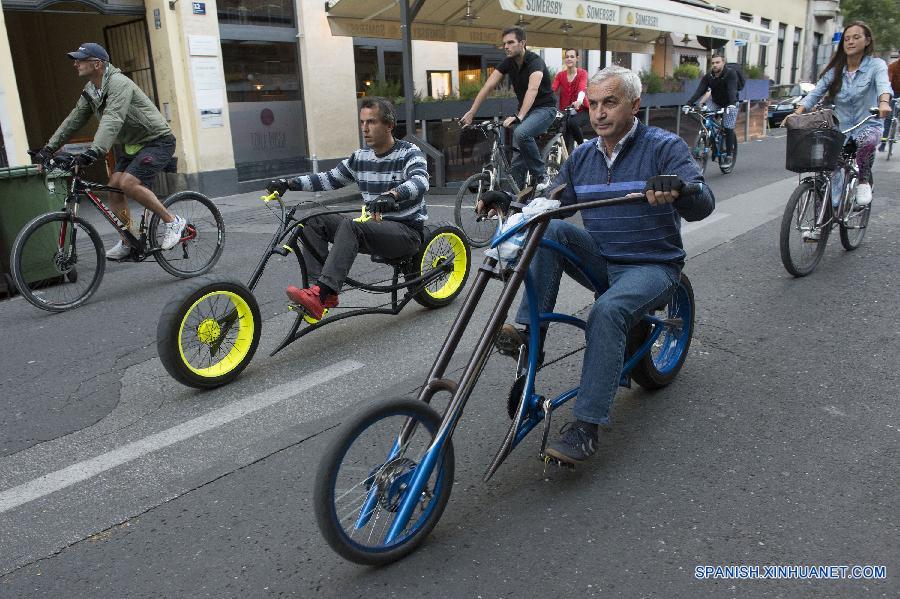 La gente montaba bicicletas para celebrar el día internacional sin coches en la capital de Croacia, el 22 de septiembre. 