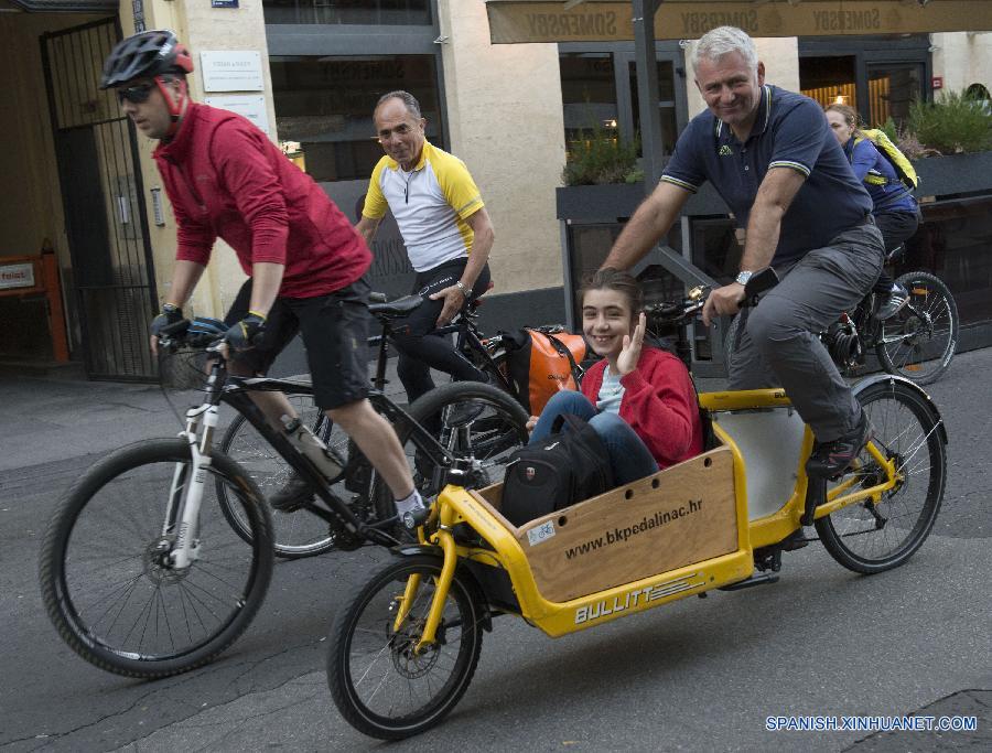 La gente montaba bicicletas para celebrar el día internacional sin coches en la capital de Croacia, el 22 de septiembre. 