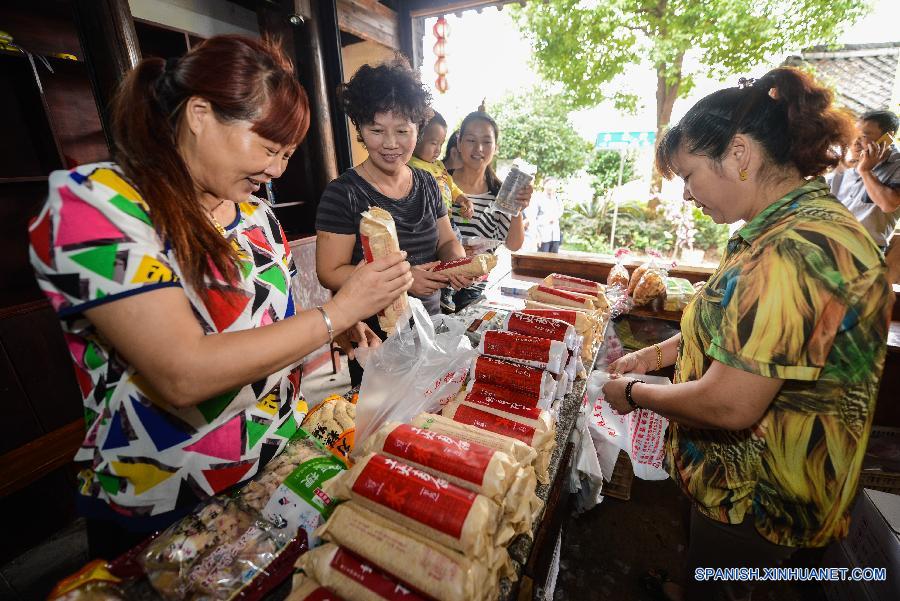 Residentes y turistas compraban en la panadería de Laodaogao en el antiguo pueblo de Tangqi en la ciudad Hangzhou, capital de la provincia oriental china de Zhejiang, el 22 de septiembre. La gente en China va a celebrar la fiesta de Medio Otoño el 27 de septiembre de este año, el quinzavo día del octavo mes en el calendaro lunar chino. Es una tradición comer pastel de luna y tener una reunión  familiar en el día.