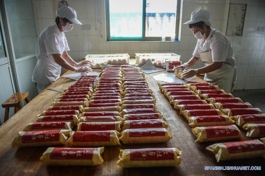 Trabajadores elaboraban pasteles de luna tradicionales en la panadería de Laodaogao en el antiguo pueblo de Tangqi en la ciudad Hangzhou, capital de la provincia oriental china de Zhejiang, el 22 de septiembre. La gente en China va a celebrar la fiesta de Medio Otoño el 27 de septiembre de este año, el quinzavo día del octavo mes en el calendaro lunar chino. Es una tradición comer pastel de luna y tener una reunión  familiar en el día.