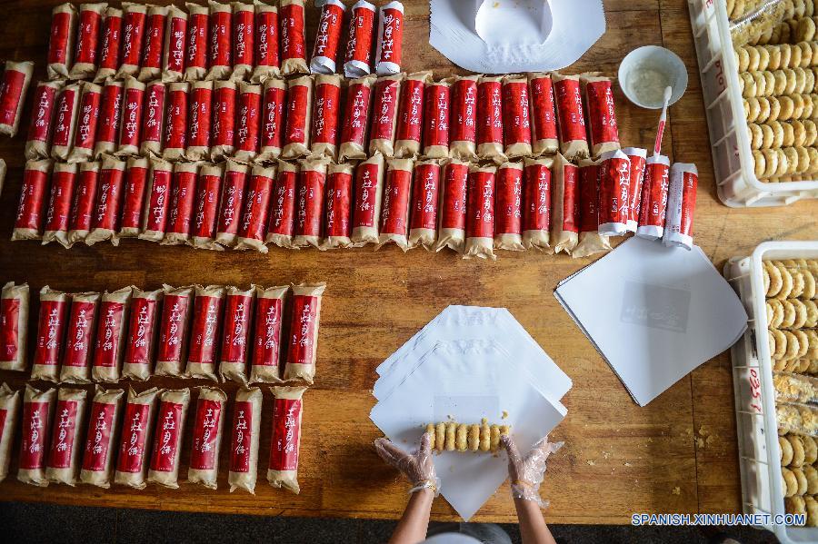 Trabajadores elaboraban pasteles de luna tradicionales en la panadería de Laodaogao en el antiguo pueblo de Tangqi en la ciudad Hangzhou, capital de la provincia oriental china de Zhejiang, el 22 de septiembre. La gente en China va a celebrar la fiesta de Medio Otoño el 27 de septiembre de este año, el quinzavo día del octavo mes en el calendaro lunar chino. Es una tradición comer pastel de luna y tener una reunión  familiar en el día.