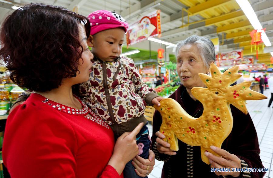 Residentes compraron un pastel de luna de forma de dragón en un supermercado en Zhangye, de la provincia noroccidental china de Gansu el 22 de septiembre. La gente en China va a celebrar la fiesta de Medio Otoño el 27 de septiembre de este año, el quinzavo día del octavo mes en el calendaro lunar chino. Es una tradición comer pastel de luna y tener una reunión  familiar en el día.