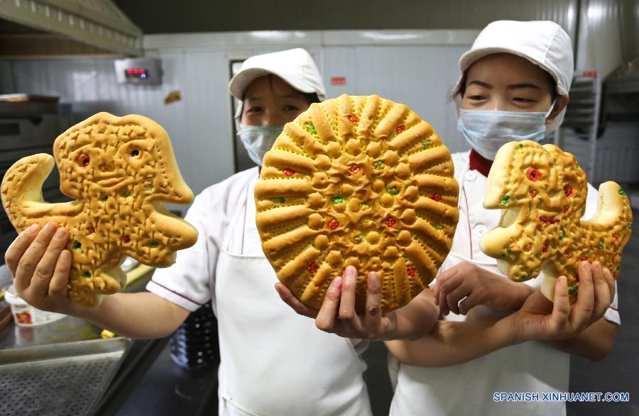 Trabajadores mostraron pasteles de luna de forma de león en un supermercado en Zhangye, de la provincia noroccidental china de Gansu el 22 de septiembre. La gente en China va a celebrar la fiesta de Medio Otoño el 27 de septiembre de este año, el quinzavo día del octavo mes en el calendaro lunar chino. Es una tradición comer pastel de luna y tener una reunión  familiar en el día.