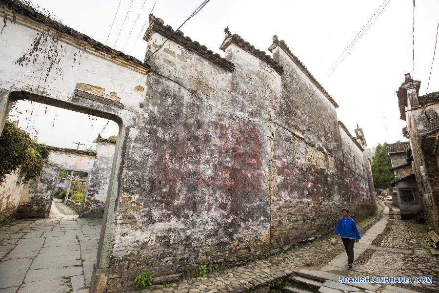 Un residente caminaba en medio de edificios de estilo Hui en el pueblo Yaoli en la ciudad de Jingdezhen, en la provincia oriental china de Jiangxi el 14 de septiembre.  