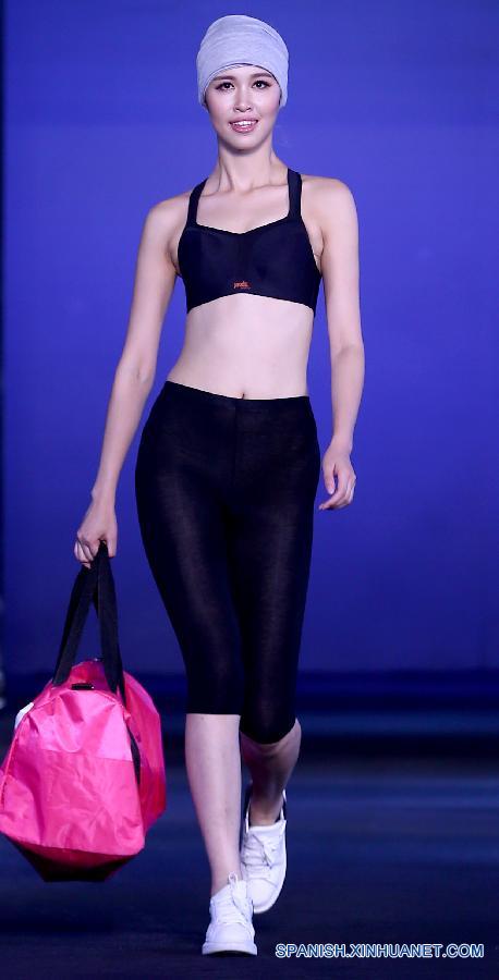 Un desfile de trajes de baño se celebró durante la Semana de Moda de Chongqing el 26 de septiembre en Chongqing, en el suroeste de China. La foto muestra a una modelo demostrando un juego de ropa deportiva al aire libre en el desfile. 