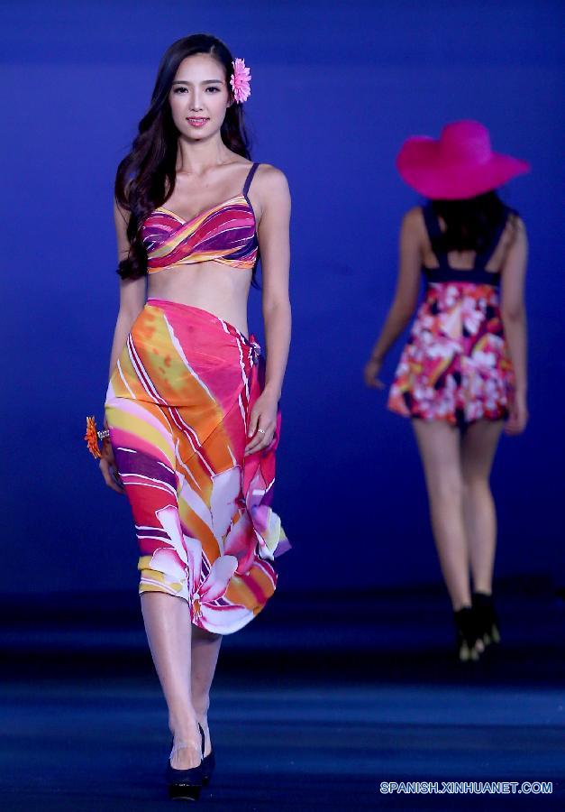 Una modelo mostró una creación en la Semana de Moda de Chongqing, en el suroeste de China el 26 de septiembre.     