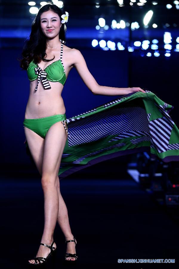 Una modelo mostró una creación en la Semana de Moda de Chongqing, en el suroeste de China el 26 de septiembre.     