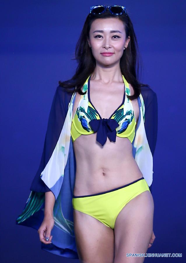 Una modelo mostró una creación en la Semana de Moda de Chongqing, en el suroeste de China el 26 de septiembre.     