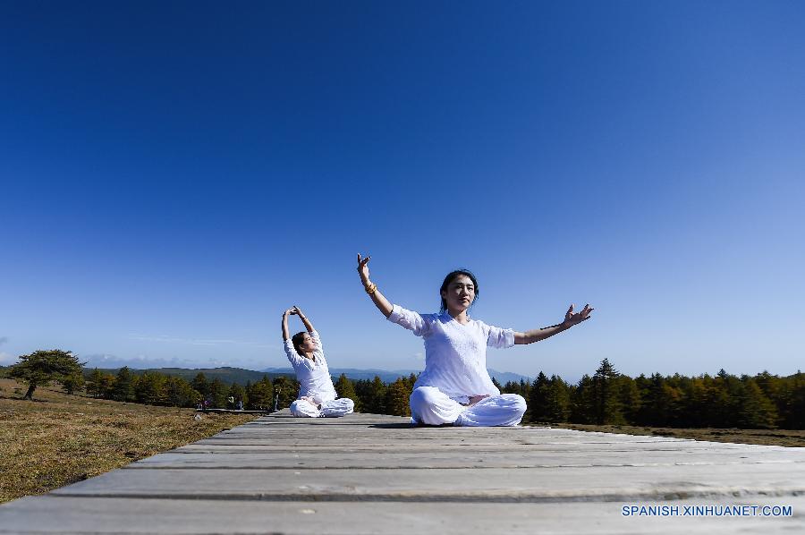 Dos mujeres practicaban yoga en la pradera Malun de la montaña Luya, que se encuentra en el distrito Ningwu, en la provincia china de Shanxi. 