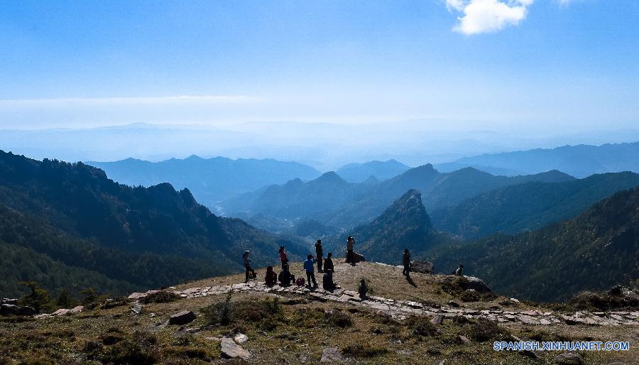 Visitantes disfrutaban del paisaje pintoresco de la montaña Luya, que se encuentra en el distrito Ningwu, en la provincia china de Shanxi.