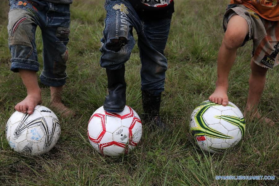 La foto tomada el 23 de septiembre de 2015 muestra a unos ni&ntilde;os jugando al f&uacute;tbol en una escuela primaria del pueblo Hongxing, que se encuentra en una zona monta&ntilde;osa de Chongqing, oeste de China. La escuela se trata de una microescuela que s&oacute;lo cuenta con 12 alumnos de primer curso y un maestro. Debido a la carencia de aparatos de deporte, los ni&ntilde;os sol&iacute;an jugar al f&uacute;tbol en un c&eacute;sped natural. En abril pasado, donaron a la escuela pelotas y porter&iacute;as, con lo que el c&eacute;sped se convirti&oacute; en una cancha real. Actualmente, los ni&ntilde;os pueden disfrutar el f&uacute;tbol a su costa. 