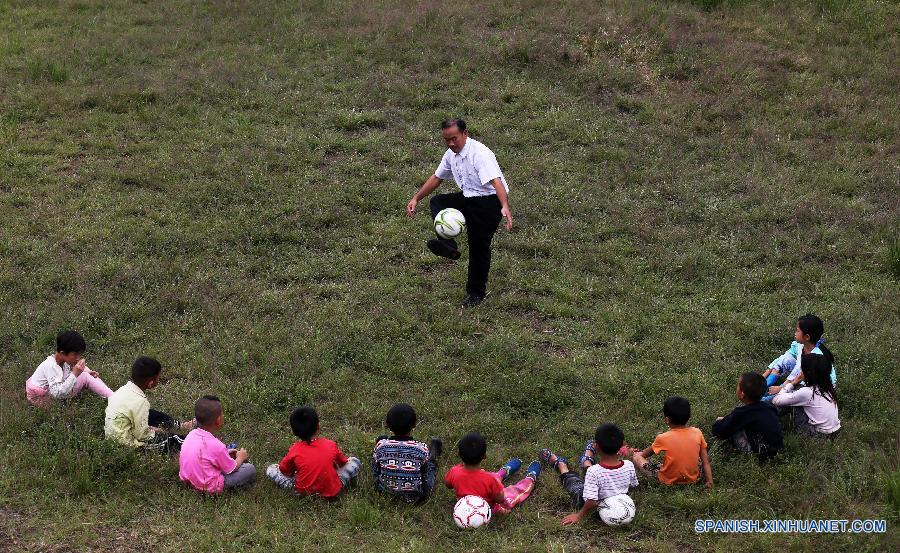 La foto tomada el 23 de septiembre de 2015 muestra a unos ni&ntilde;os jugando al f&uacute;tbol en una escuela primaria del pueblo Hongxing, que se encuentra en una zona monta&ntilde;osa de Chongqing, oeste de China. La escuela se trata de una microescuela que s&oacute;lo cuenta con 12 alumnos de primer curso y un maestro. Debido a la carencia de aparatos de deporte, los ni&ntilde;os sol&iacute;an jugar al f&uacute;tbol en un c&eacute;sped natural. En abril pasado, donaron a la escuela pelotas y porter&iacute;as, con lo que el c&eacute;sped se convirti&oacute; en una cancha real. Actualmente, los ni&ntilde;os pueden disfrutar el f&uacute;tbol a su costa. 