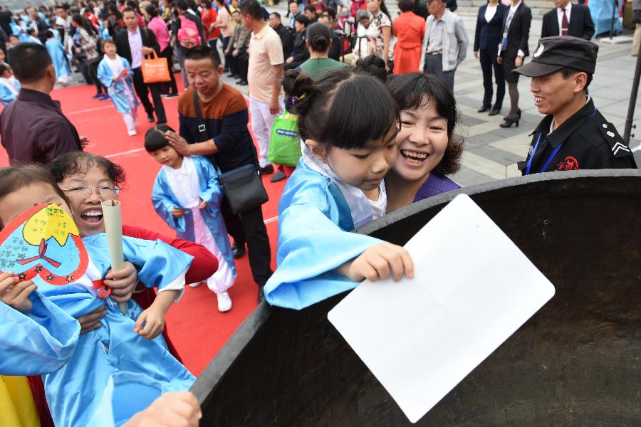 Una ni&ntilde;a fue vista durante la ceremonia de primera escritura en Guiyang, capital de la provincia suroccidental china de Guizhou, el 28 de septiembre. M&aacute;s de 500 ni&ntilde;os participaron en la ceremonia, que se trata de una actividad tradicional de educaci&oacute;n para ni&ntilde;os quienes tienen previsto iniciar su vida de escuela.  
