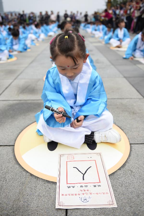 Una ni&ntilde;a fue vista durante la ceremonia de primera escritura en Guiyang, capital de la provincia suroccidental china de Guizhou, el 28 de septiembre. M&aacute;s de 500 ni&ntilde;os participaron en la ceremonia, que se trata de una actividad tradicional de educaci&oacute;n para ni&ntilde;os quienes tienen previsto iniciar su vida de escuela.  