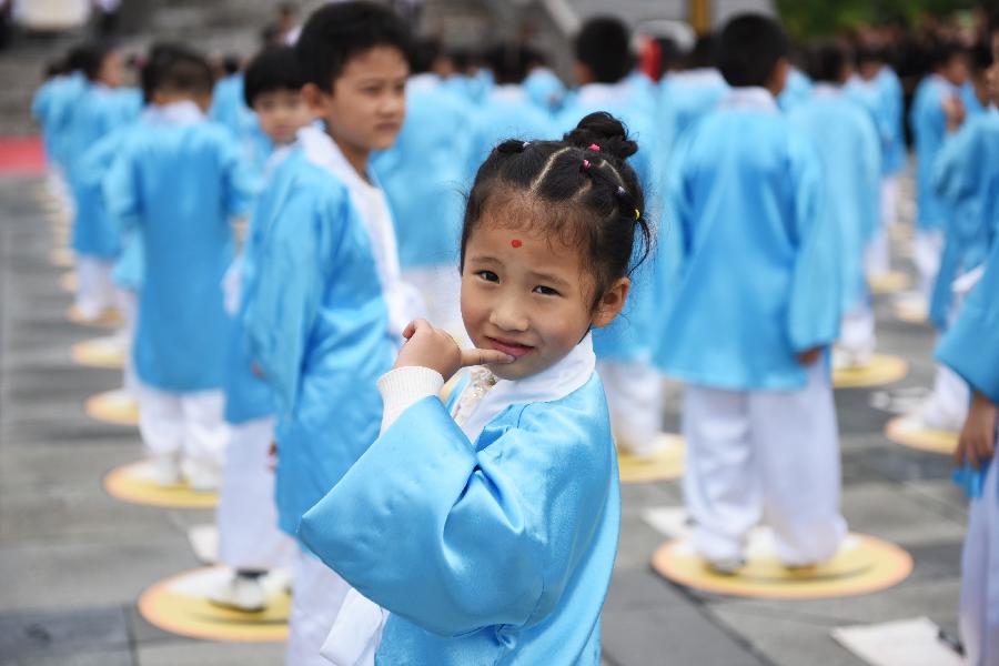 Una ni&ntilde;a fue vista durante la ceremonia de primera escritura en Guiyang, capital de la provincia suroccidental china de Guizhou, el 28 de septiembre. M&aacute;s de 500 ni&ntilde;os participaron en la ceremonia, que se trata de una actividad tradicional de educaci&oacute;n para ni&ntilde;os quienes tienen previsto iniciar su vida de escuela.  