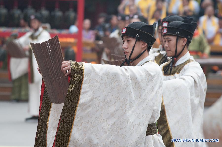 Participantes vestidos con ropa tradicional representaron durante una ceremonia con el fin de conmemorar el 2.566º aniversario del nacimiento de Confucio en el templo Confucio en Qufu, en la provincia oriental china de Shandong el 28 de septiembre. La ceremonia tuvo lugar en Qufu, pueblo natal del antiguo filósofo Confucio (551 BC-479 BC), que fue un gran educator, filósofo chino. El dedicó su vida en educar a la gente cuatro cosas: cultura, comportamiento, lealtad y honradez. Confucio y sus pensamientos han influyendo profundamente las políticas y valores chinos.  