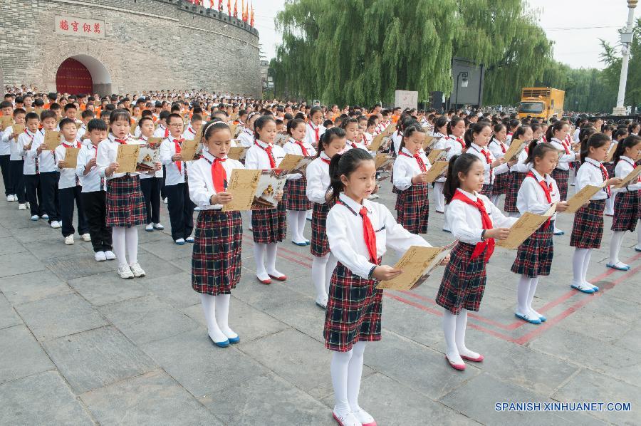 Participantes vestidos con ropa tradicional representaron durante una ceremonia con el fin de conmemorar el 2.566º aniversario del nacimiento de Confucio en el templo Confucio en Qufu, en la provincia oriental china de Shandong el 28 de septiembre. La ceremonia tuvo lugar en Qufu, pueblo natal del antiguo filósofo Confucio (551 BC-479 BC), que fue un gran educator, filósofo chino. El dedicó su vida en educar a la gente cuatro cosas: cultura, comportamiento, lealtad y honradez. Confucio y sus pensamientos han influyendo profundamente las políticas y valores chinos.  