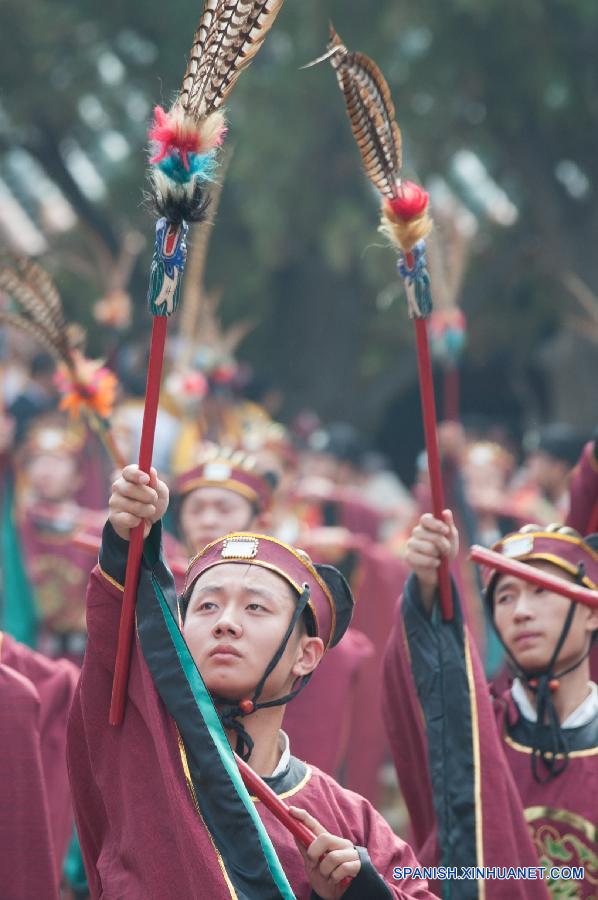 Participantes vestidos con ropa tradicional representaron durante una ceremonia con el fin de conmemorar el 2.566º aniversario del nacimiento de Confucio en el templo Confucio en Qufu, en la provincia oriental china de Shandong el 28 de septiembre. La ceremonia tuvo lugar en Qufu, pueblo natal del antiguo filósofo Confucio (551 BC-479 BC), que fue un gran educator, filósofo chino. El dedicó su vida en educar a la gente cuatro cosas: cultura, comportamiento, lealtad y honradez. Confucio y sus pensamientos han influyendo profundamente las políticas y valores chinos.  