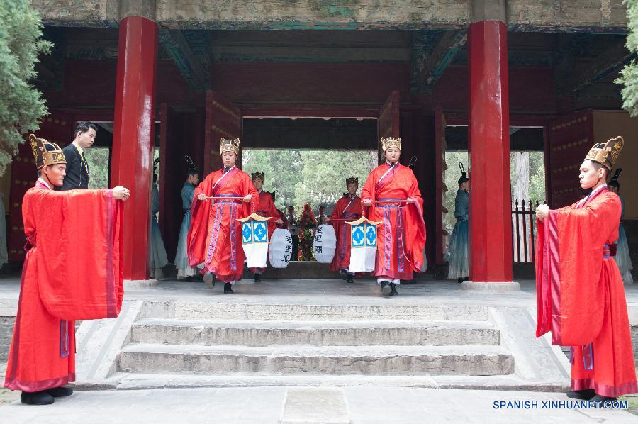 Participantes vestidos con ropa tradicional representaron durante una ceremonia con el fin de conmemorar el 2.566º aniversario del nacimiento de Confucio en el templo Confucio en Qufu, en la provincia oriental china de Shandong el 28 de septiembre. La ceremonia tuvo lugar en Qufu, pueblo natal del antiguo filósofo Confucio (551 BC-479 BC), que fue un gran educator, filósofo chino. El dedicó su vida en educar a la gente cuatro cosas: cultura, comportamiento, lealtad y honradez. Confucio y sus pensamientos han influyendo profundamente las políticas y valores chinos.  