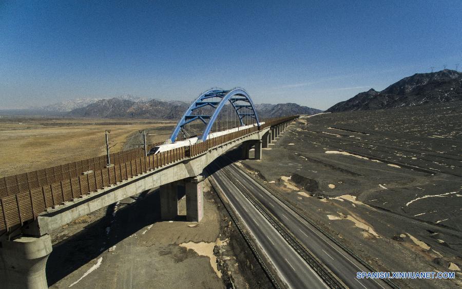 La foto tomada el 3 de abril de 2015 muestra un puente en Xinjiang. Estos días celebran el LX aniversario de la fundación de la región autónoma de la etnia uygur de Xinjiang cuya economía se ha desarrollado rápidamente en las seis últimas décadas.