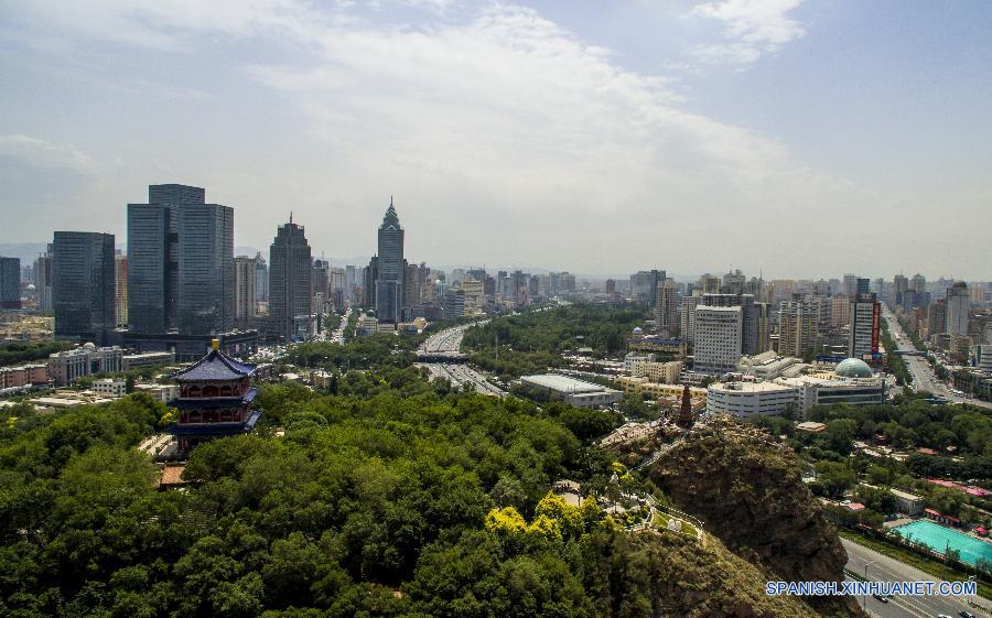 La foto tomada el 12 de junio de 2015 muestra la ciudad Urumqi, capital de la región autónoma de la etnia uygur de Xinjiang. Estos días celebran el LX aniversario de la fundación de la región autónoma de la etnia uygur de Xinjiang cuya economía se ha desarrollado rápidamente en las seis últimas décadas.