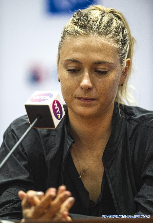 La rusa Maria Sharapova se retiró debido a una lesión en un brazo en el tercer set de su primer encuentro ante la checa Barbora Strycova en el Abierto de Wuhan