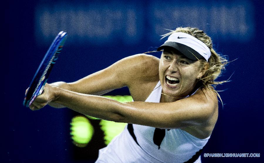 La rusa Maria Sharapova se retiró debido a una lesión en un brazo en el tercer set de su primer encuentro ante la checa Barbora Strycova en el Abierto de Wuhan