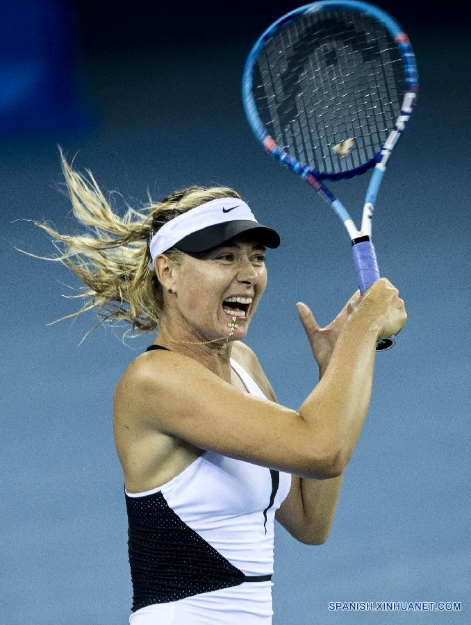 La rusa Maria Sharapova se retiró debido a una lesión en un brazo en el tercer set de su primer encuentro ante la checa Barbora Strycova en el Abierto de Wuhan