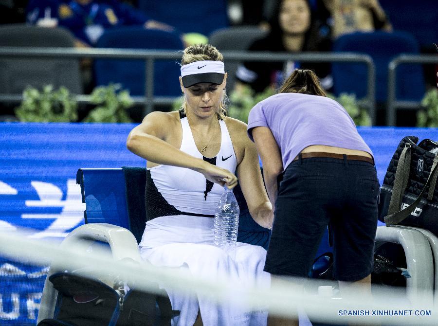 La rusa Maria Sharapova se retiró debido a una lesión en un brazo en el tercer set de su primer encuentro ante la checa Barbora Strycova en el Abierto de Wuhan