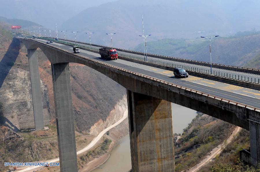 Siendo provincia fronteriza, Yunnan ha desarrollado una red de transporte que conecta la misma con los países vecinos. 