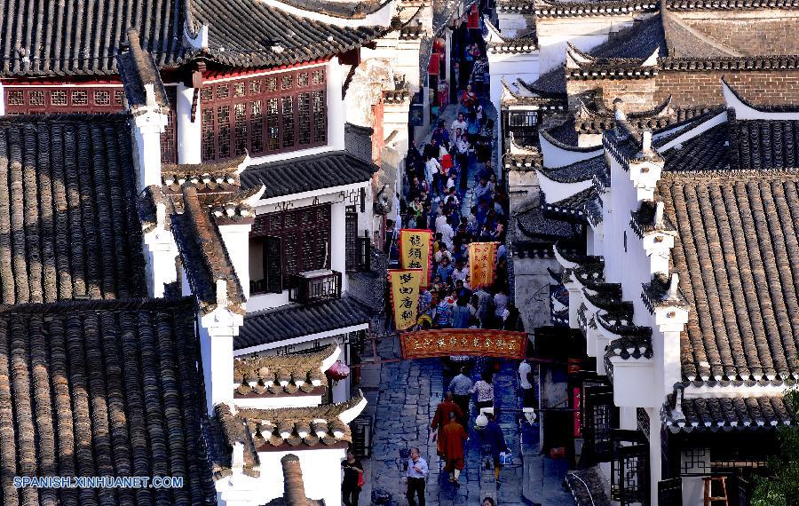 Anhui: Muchos turistas llegan a pueblo antiguo Sanhe para disfrutar las vacaciones