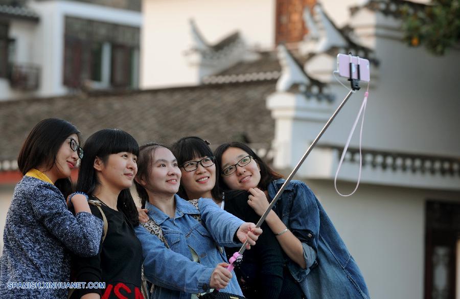 Anhui: Muchos turistas llegan a pueblo antiguo Sanhe para disfrutar las vacaciones