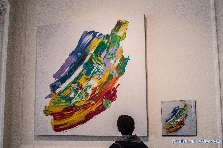 Una visitante contemplaba la exhibión 'Cruzando el Océano 2015: Bella Oriental' en Santiago, la capital de Chile, el 7 de octubre. La exhibicón muestra los nuevos esfuerzos en el intercambio cultural entre China y Chile con 35 obras por 18 artistas contemporaneos chinos.   
