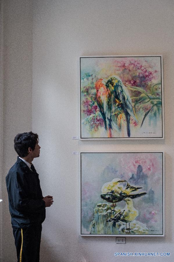 Una visitante contemplaba la exhibión 'Cruzando el Océano 2015: Bella Oriental' en Santiago, la capital de Chile, el 7 de octubre. La exhibicón muestra los nuevos esfuerzos en el intercambio cultural entre China y Chile con 35 obras por 18 artistas contemporaneos chinos.   