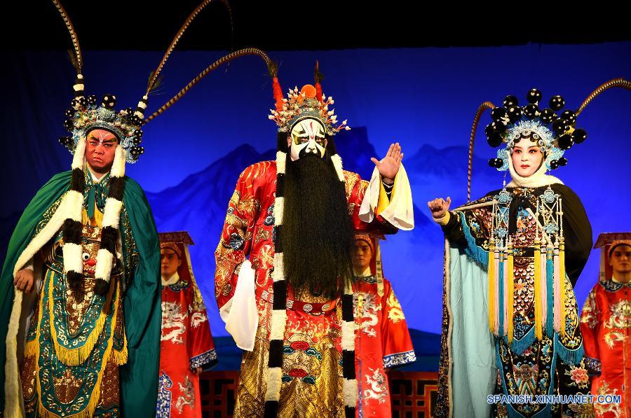   La foto muestra a espectadores del pueblo Shanwong de la ciudad Yiwu de la provincia oriental china de Zhejiang contemplando una representación de ópera de Jinhua, que cuenta con una historia de más de 400 años.  