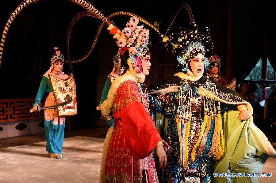  La foto muestra a espectadores del pueblo Shanwong de la ciudad Yiwu de la provincia oriental china de Zhejiang contemplaban una representación de ópera de Jinhua, que cuenta con una historia de más de 400 años.    