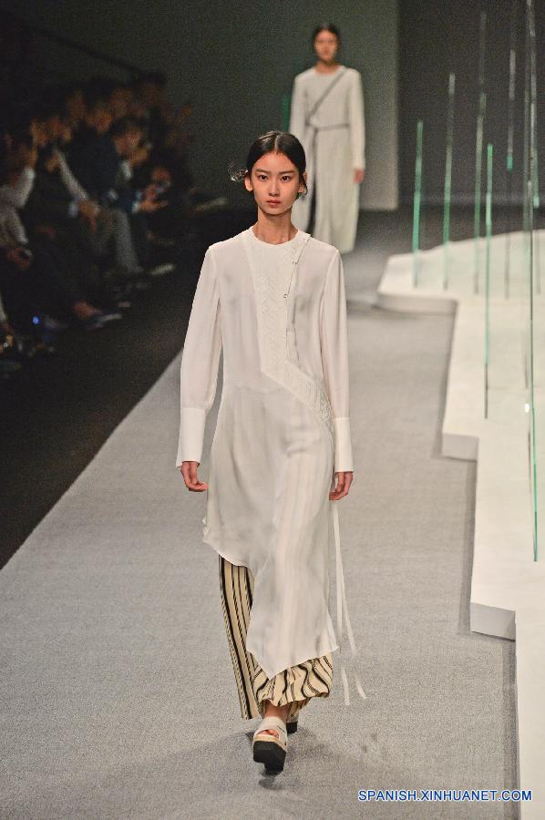 Una modelo mostró una creación del diseñador Zhu Chongyun durante la semana de moda de Shanghai el 13 de octubre de 2015. Más de 50 desfiles de moda serán realizados durante la semana de moda. 