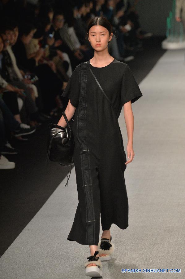 Una modelo mostró una creación del diseñador Zhu Chongyun durante la semana de moda de Shanghai el 13 de octubre de 2015. Más de 50 desfiles de moda serán realizados durante la semana de moda. 