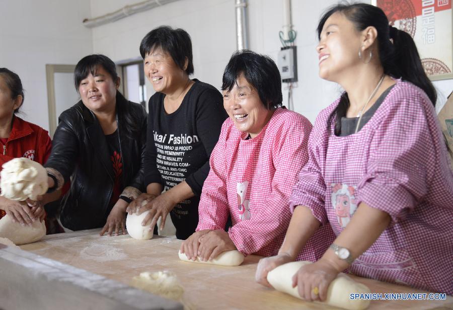 El 13 de octubre de este año, en el patio del comité de vecindario del pueblo Sunjia de la provincia septentrional de Hebei, diez mujeres, entres ellas empleadas y voluntarias, estaban ocupadas con hacer ravioles con los que iban a invitar a comer a alrededores de 800 ancianos del pueblo.