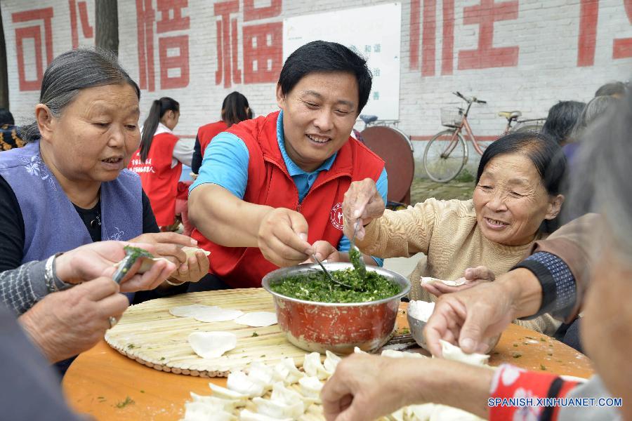 El 13 de octubre de este año, en el patio del comité de vecindario del pueblo Sunjia de la provincia septentrional de Hebei, diez mujeres, entres ellas empleadas y voluntarias, estaban ocupadas con hacer ravioles con los que iban a invitar a comer a alrededores de 800 ancianos del pueblo.