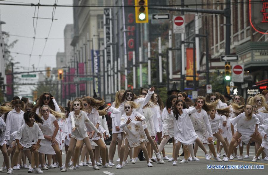 Miembros de una compañía de baile vestidos de traje de halloween representaron en una calle durante el desfile de halloween en el centro de Vancouver, Canadá, el 18 de octubre. El desfile de Halloween se trata de un divertido y libre evento, en el que más de 200 artistas marcharon a lo largo de las calles, y que atrajo a alrededor de 100.000 espectadores.    