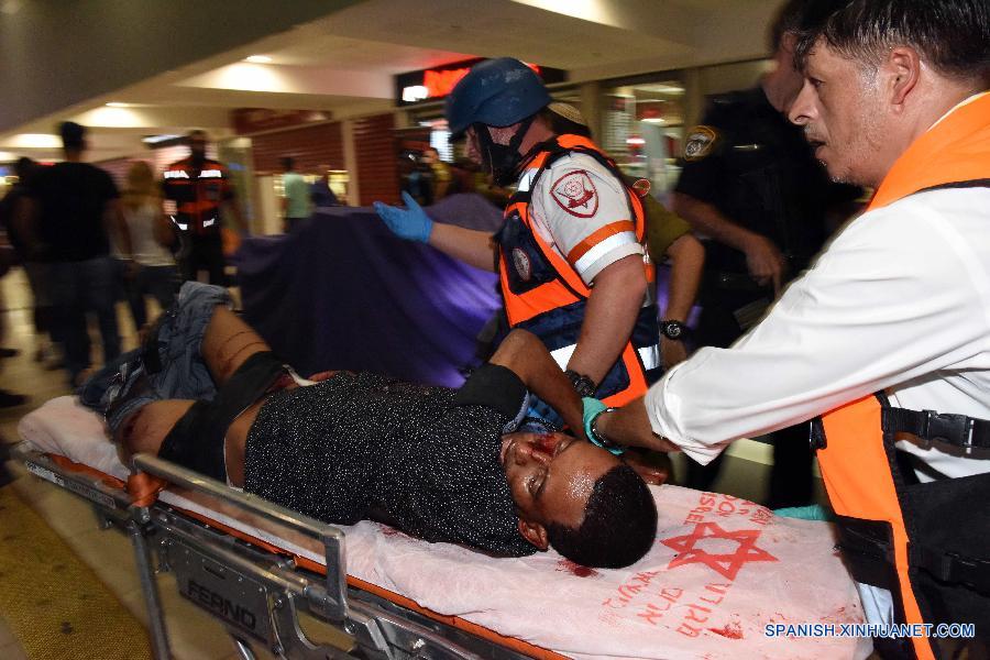 Un hombre herido fue evacuado desde la escena del ataque en la estación central de autobús en Be´er Sheva, en el sur de Israel e 18 de octubre. Un hombre murió y otros cinco quedaron heridos en un ataque en el sur de Israel el domingo por la noche mientras tanto la violencia entre judíos de Israel y los palestinos persistían en el país. 