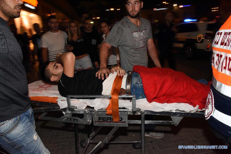 Un hombre herido fue evacuado desde la escena del ataque en la estación central de autobús en Be´er Sheva, en el sur de Israel e 18 de octubre. Un hombre murió y otros cinco quedaron heridos en un ataque en el sur de Israel el domingo por la noche mientras tanto la violencia entre judíos de Israel y los palestinos persistían en el país. 